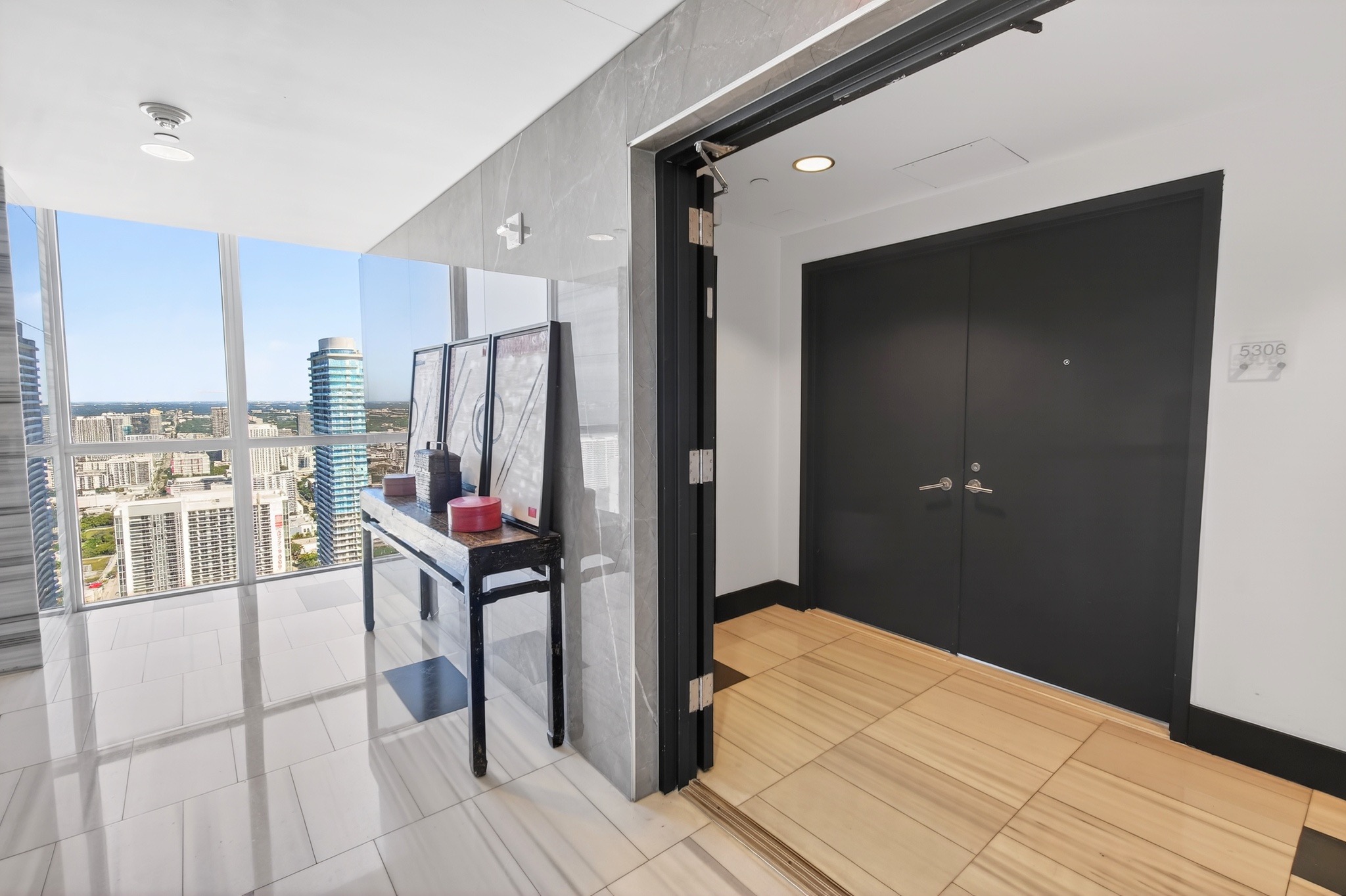Private foyer entrance at Marquis Residence 5306