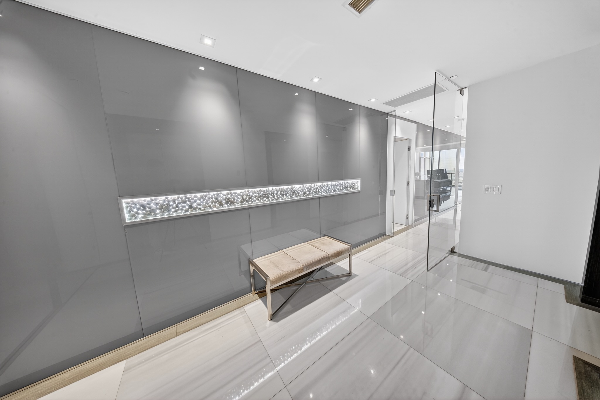 Built-in bar and gallery hall